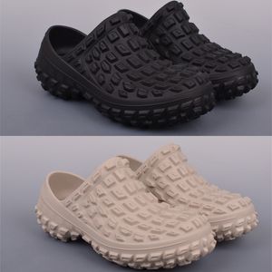 Defender Clog Sommer-Freizeitschuhe aus schwarzem Gummi, dreifache schwarze Track-Sandalen für Männer und Frauen, modische Plateau-Turnschuhe, luxuriöse Luxe-Herren-Slip-On-Trainer