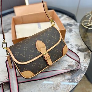 Lüks Deri Crossbody Omuz Çantası Kadınlar için All-Match Flep Flep Messenger Çanta Diane M46386 01