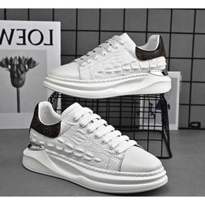 Ny stil france varumärke mode vita skor sneakers äkta läder män loafers glitter handgjorda män avslappnade skor slip på fest bröllopsmän lägenheter