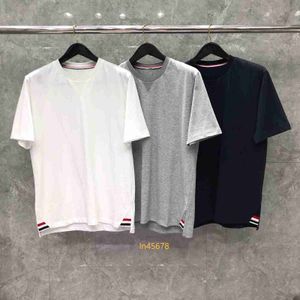 2024 Dongguan Fabriks varumärke TB TB Kort ärm T-shirt Male Leisure Four Bar Round Collar Hem Ribbon Shirt med korta ärmar