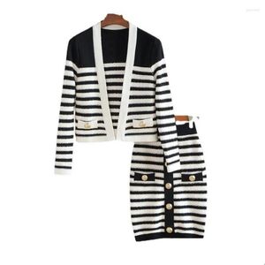 Maglioni da donna Pannello cardigan in seta brillante da donna Pannello a righe a contrasto bianco e nero Top Rivetto Fibbia Gonna elastica in vita Set Abito Tw Dhvg7