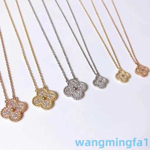 2024 Designer Vans أربع أوراق 925 نقي Silver Plated 18K Rose Gold Lucky Clover Full Diamond Necklace Womens Mini Small Growd Chain