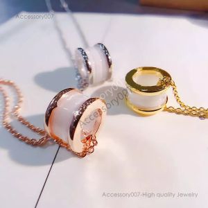 Designer smycken halshaksklassiska europeiska och amerikanska våren kvinnors halsband diamant keramiska hänge flickor 'semester gåva 316l rostfritt stål bandlåda