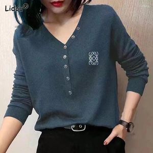 Kvinnors T-skjortor Autumn Winter Thin T-shirts Korean Elegant Fashion Solid Color Pullovers Loose V-Neck 2024 Klädknapp Intellektuell