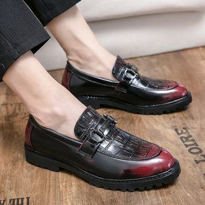 Düğün Ayakkabıları Erkekler için Loafers Siyah Kırmızı Slip-On Tur Toe Erkekler Elbise Ayakkabı İş Boyutu 38-45