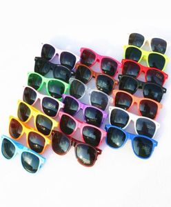 2018 sell 20pcs Whole classic plastic sunglasses retro vintage square sun glasses for women men adults kids mix colors7211704