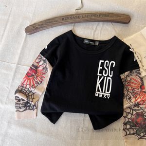 Pojkar brev tryckt t-shirt barn faux blomma arm falska två bitar 2024 vårbarn all-matchande casual kläder z6934
