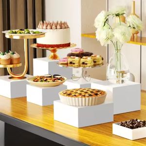 Weißes Buffet-Acryl-Riser-Würfel-Display-Set mit 8 oder 5 quadratischen Lebensmittel-Dessert-Display-Ständern zu verkaufen