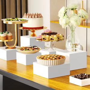 Set di espositori per cubi rialzati in acrilico bianco a buffet da 8 o set di 5 espositori quadrati per dessert alimentari in vendita