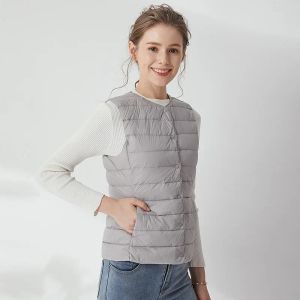 Jackor Winter Ultra Light Down Vest Women Packable Warm Puffer Jackets 90% White Duck Down Inside Waistcoat ärmlösa parkor för kvinnor