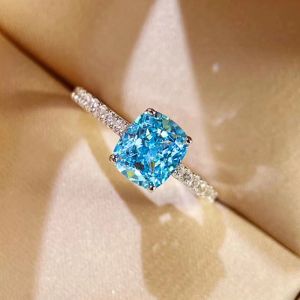 Huitan Personlighet Blue Cubic Zirconia Finger Ring for Women mode Contracted Design Daily Wear Party Luxury Jewelry Wholesale