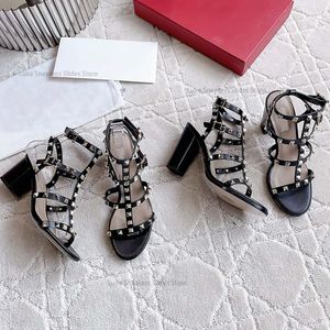 Damen-Sandalen mit Nieten und Nieten, klobige Blockabsätze, runde Zehen, Schnallenriemen, Sandale aus echtem Leder, Abendparty-Schuhe, Luxus-Designer-Fabrikschuhe mit Box