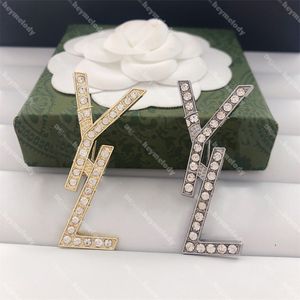 Full Diamond Designer Brosches Letter Rhinestone Pins Women Dress Shirt Suit Coat Brooches smycken