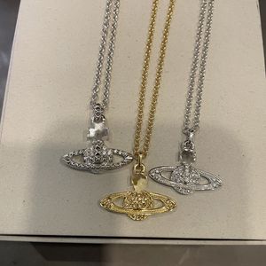 Lady Designer Pendant Neckor Saturn Chain Halsband Rivet Studded Punk Saturn Halsband full av diamanter nischhängen