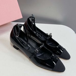 Miui Sandal Slingbacks Kadın Marka Marka Bale Daireler Tasarımcı Ayakkabı Espadrille Balerinler Düşük Yavru Kedi Topuklu Parti Gelinlik Pompaları Katırlar Gümüş Altın Mms