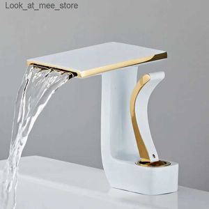 Rubinetti per lavandino del bagno Rubinetto del bagno in ottone oro e nero rubinetto del bacino del bagno miscelatore caldo e freddo rubinetto del lavandino installazione sul ponte rubinetto bianco e oro Q240301