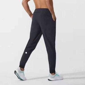 2024 Lululelemeni Męskie spodnie Yoga Strój Sport Szybki suchy sznurka na siłownię dresowe spodnie spodnie Męskie Elastyczne Talia 222GGG