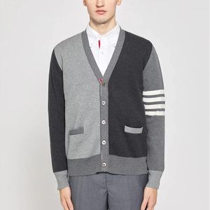 Herrtröjor tröja Cardigan V-hals vänster och höger färg matchar rakt löst mode casual par stickad jacka