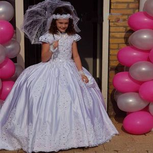 2024 White Flower Girls Dresses For Wedding High Neck Kort ärmar Vackra spetsapplikationer Crystal Beads Barn Kids Party Communion Gowns Ball klänning Golvlängd