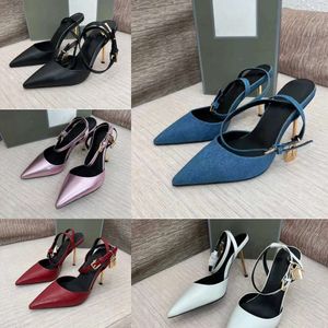 Scarpe per scarpe casual di alta qualità per le donne in denim sandali in metallo blocco metallo decorazioni con fibbia puntate dita dita di punta di alta qualità 100 tacchi in oro in oro di vacco a 105 cm di alto livello