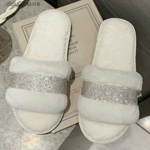 Pantofole invernali di lusso con strass da donna calde pantofole di pelliccia accoglienti soffici scivoli pelosi cristallo piatto design per interni scarpe da casa da donna 43H2431