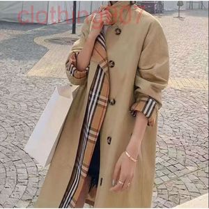 Designer 2024 Trench Coat European och American Luxury Plaid Style Fashion Stitching Fake Two Loose Womens Mid-Length Trench Coats