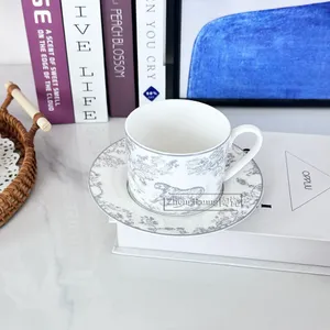Nordic tarzı kemik Çin kahve fincanı ve tabağı seti İngiliz Mark Çay Kupası İçme Seti Gelişmiş Seramik Yemek Tabağı Hediyesi