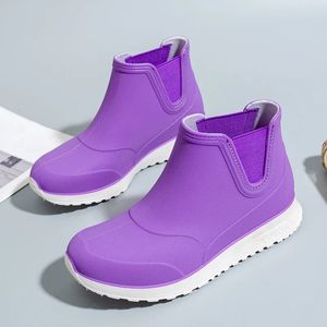 Tornozelo sapatos de chuva mulheres à prova dwaterproof água sapatos tornozelo pvc botas de chuva moda feminina sólida botas de pesca deslizamento no inverno algodão 240228