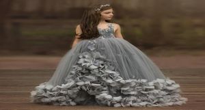 2018 Graue Ballkleid-Festzug-Kleider für Mädchen, Spaghetti-Träger, handgemachte Blumen, Perlen, Kristall, Tüll, Spitze, für Kinder, Blumenmädchen-Geburtstag 7790310