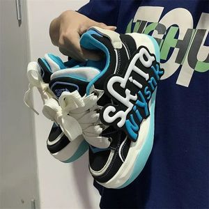 Män trendiga andningsbara sneakers brev graffiti cool harajuku stil skateboardskor avslappnad designer bekväm att gå 240219