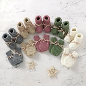 Babyskor handskar set stickade födda flickor pojkar stövlar mitten mode fjäril-knot småbarn spädbarn slip-på sängskor hand gjord 240227