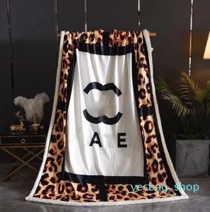 Designer engrossado cobertor cordeiro plushletter logotipo leopardo flanela sofá capa cobertor viagem lazer cobertor ar condicionado