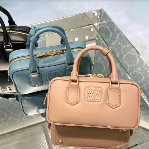 Luxuskreuzkörper Totes Handtasche Mode Miui Lolita Bag Cowhide Leder Damen Herren Briefzüge Clutch Arcadie Designer -Taschen Bowling Kosmetik