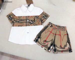 Ny baby T-skjorta Set Checker Design Child Tracksuits Storlek 110-160 Barn Designerkläder Kortärmad skjorta och shorts 24Feb20