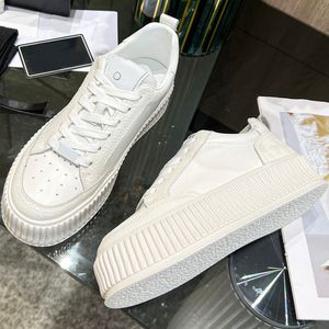 Women Sneakers Flats Platform أحذية السميكة السميكة الجلدية الحقيقية الجولة من إصبع القدمين السيدات غير الرسميين أحذية رياضية من جلد الغنم الداخلي