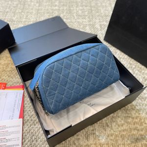 24C Womens Designer Denim Cosmetic Case Toalettväskor Diamond Lattice Double Zipper Vanity Blue Black Purse Essential for Daily Travel 26x15cm för damer