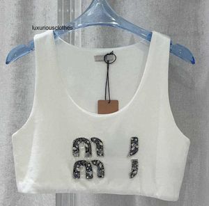 2024 Damen Tanks Camis Neue 23SS Weste Frau Miu Oberbekleidung Tank Tops Designer Modemarke Bikini ärmelloses kurzes T-Shirt Perlenstickerei süße Wind Crop Weste