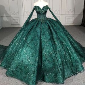 ショルダーボールの黒っぽい緑の光沢ガウンQuinceaneraドレスバースデーパーティーガウンビーズプロムドレスVestido de 15 Anos