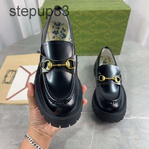 2024 Designer Bee Mocassins Mulheres Sapato Casual Plataforma Lug Sole com Fivelas de Metal Horsebit Solas Grossas Mulheres Senhora Menina Sapatos de Couro de Luxo