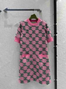 ピンクのドレスブランドクラシックジャックヤク柄の短いスリーブニットドレス輸入ウールヤーンシンプルバージョンカジュアルスタイルの気質マキシスキットドレス