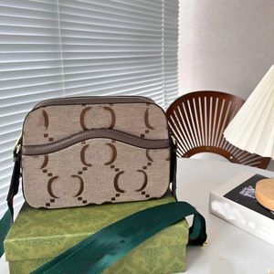 Lyxig axelväska herres designer crossbody väska mode kamera kvinnors väskor klassiska röda och gröna randiga axelremmar tryckta bokstäver handväska