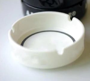 Ny keramik AshTray med Fashion Classic White and Black Round AshTray VIP Gift01