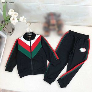 Nowe ubrania dziecięce chłopcy dresy dresy długoterminowe Zapip Płaszcz Zestaw dla dzieci Rozmiar 90-150 cm Trikolor Stripe Child Jacket and Pants 24Feb20