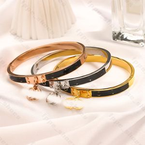 Designer-Chic-Charm-Armband: Goldarmreif für Damen mit Buchstabenaufdruck – luxuriöser Hochzeitsschmuck, 18 Karat vergoldeter Edelstahl, ideales Liebesgeschenk für Party, Hochzeit, Geburtstag