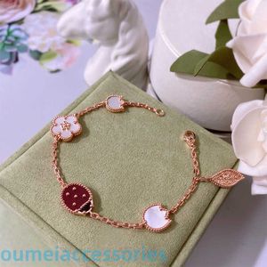 2024 smyckesdesigner Vanl Cleefl arpelsbracelet charm nyckelpiga fyrbladklöver skalbagge 18k rosguld naturlig fritillaria lyckliga blommor armband