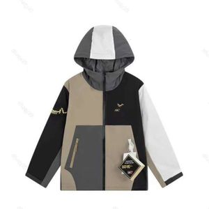 2024 Arc Sportswear Designer Windproof Jacket Autumn Winter Mens Outdoor Warm Coat Par Color Contrast Hoodie dragkedja Sweatshirt 23FW