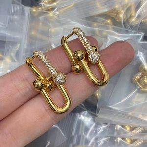 Orecchini di diamanti con lettera di design di alta qualità Orecchini in oro 18 carati a forma di U a ferro di cavallo Piccolo stile dolce vento Orecchini di moda geometrica di lusso per le donne Regalo di gioielli per feste da donna