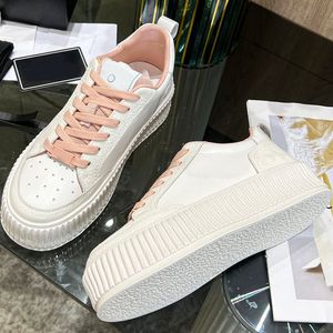 2024 Weibliche Desinger Neueste Show Lady Schuhe Brief Logo Leder Obermaterial Anti-Rutsch Dicke Sohle Sneaker Schaffell Innen verdickte Frauen Casual Sportschuhe mit Größe 35-40