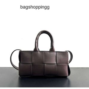 Nya Womens Arco Tote Totes Woven Commuter Designer Small Bag stor kapacitet Botegass läderväskor handväska enkel venetass textur 2024 handväskor 0GW3