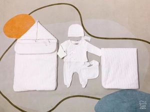 Designer-Baby-Einteiler, Lätzchen-Spuck-Kleidungsset, Baby-Strumpfhosen, Luxus-Overall, Baumwoll-Overall, Jungen- und Mädchen-Overall, Babydecke, 5 Stück, R50